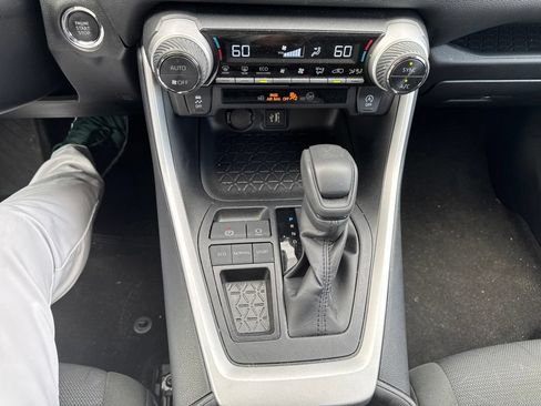 Used 2025 Toyota RAV4 XLE FWD image 33