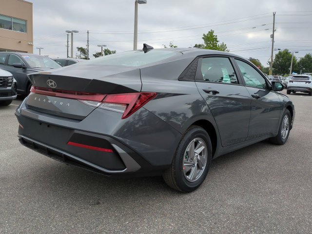 Used 2026 Hyundai Elantra SE FWD image 5