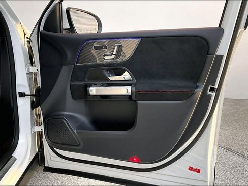 Used 2022 Mercedes-Benz GLB 35 AMG 4MATIC image 22