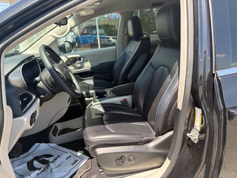 Used 2023 Chrysler Pacifica Touring-L image 19