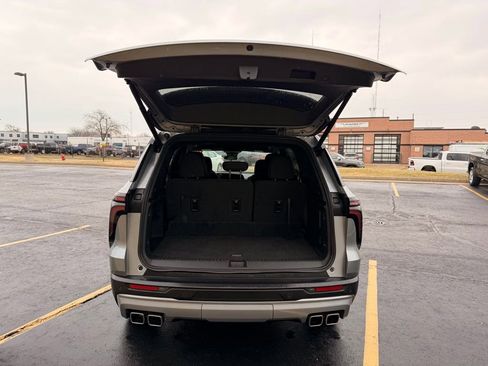 Used 2024 Chevrolet Traverse LT image 8