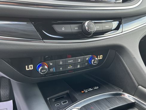 Used 2024 Buick Enclave Premium image 13