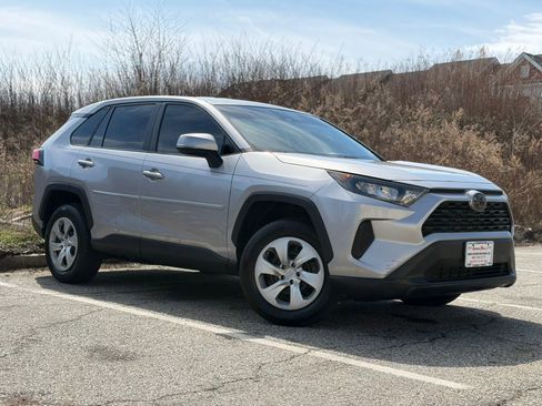 Used 2022 Toyota RAV4 LE image 2