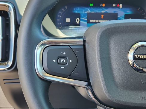 Used 2025 Volvo XC40 B5 Plus AWD/4WD image 17