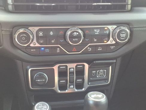 Used 2024 Jeep Wrangler High Altitude AWD/4WD image 17