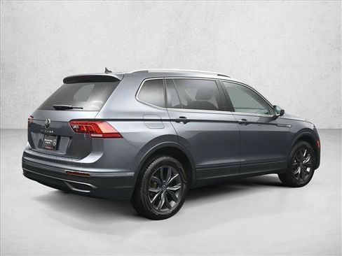 Used 2022 Volkswagen Tiguan SE FWD image 2