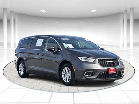 Used 2023 Chrysler Pacifica Touring-L image 5