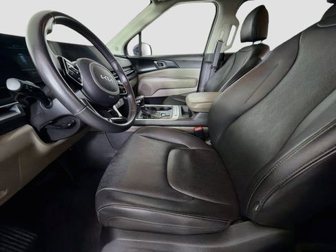 Used 2025 Kia Carnival FWD image 13