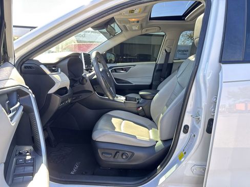 Used 2020 Toyota RAV4 XLE Premium image 16