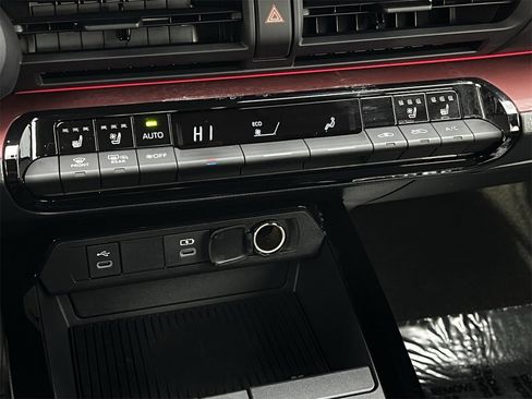 Used 2023 Toyota Prius Prime Premium image 18