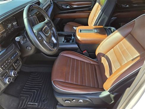 Used 2023 GMC Yukon XL Denali Ultimate image 9