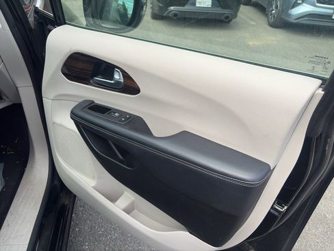 Used 2023 Chrysler Pacifica Limited image 21