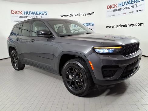 Used 2024 Jeep Grand Cherokee Altitude AWD/4WD image 3