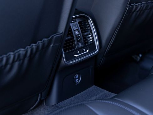 Certified 2025 Porsche Macan image 27