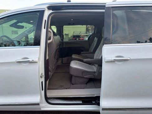 Used 2018 Chrysler Pacifica Touring-L FWD image 22