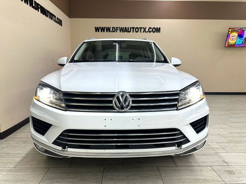 Used 2015 Volkswagen Touareg Sport image 2