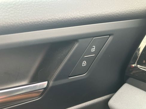 Used 2025 Volkswagen Jetta SE FWD image 12