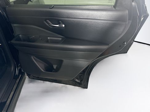 Used 2024 Nissan Pathfinder SL FWD image 33