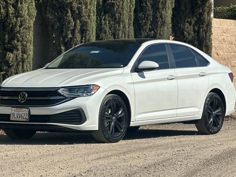 Certified 2024 Volkswagen Jetta SE w/ Panoramic Sunroof Package image 8