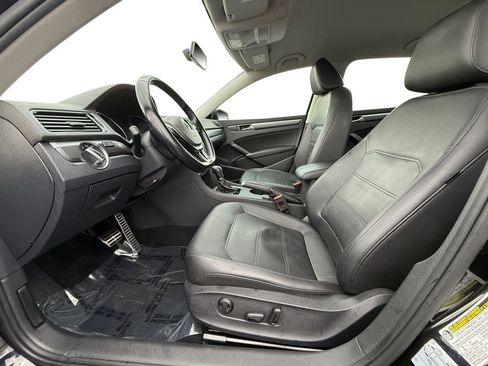 Used 2018 Volkswagen Passat 2.0T R-Line image 9