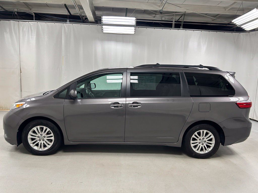 Used 2017 Toyota Sienna XLE w/ XLE Navigation Package FWD image 8
