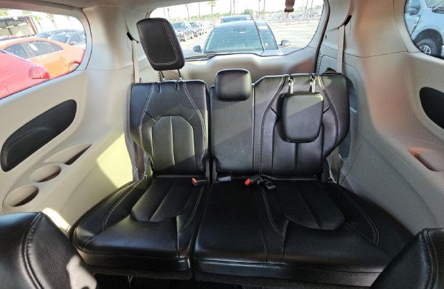 Used 2023 Chrysler Pacifica Touring-L FWD image 10
