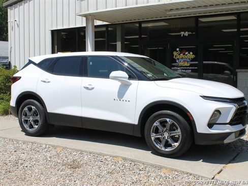 Used 2023 Chevrolet Blazer LT AWD/4WD image 2