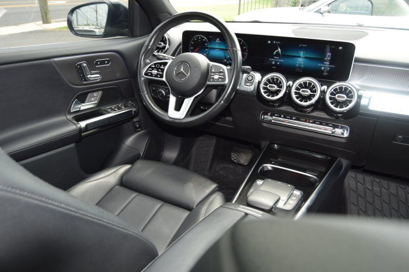 Used 2021 Mercedes-Benz GLB 250 4MATIC w/ Premium Package image 32
