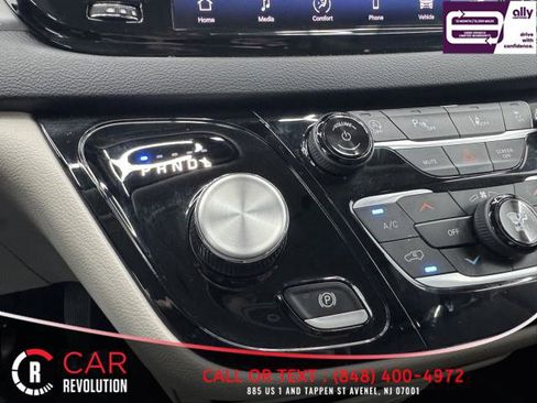 Used 2023 Chrysler Pacifica Touring-L FWD image 33