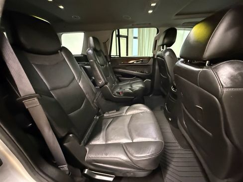 Used 2017 Cadillac Escalade Luxury AWD/4WD image 24