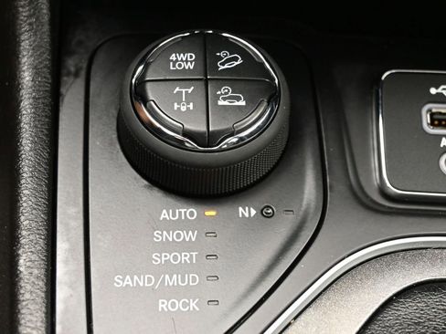 Certified 2021 Jeep Cherokee Trailhawk w/ Technology Group AWD/4WD image 30