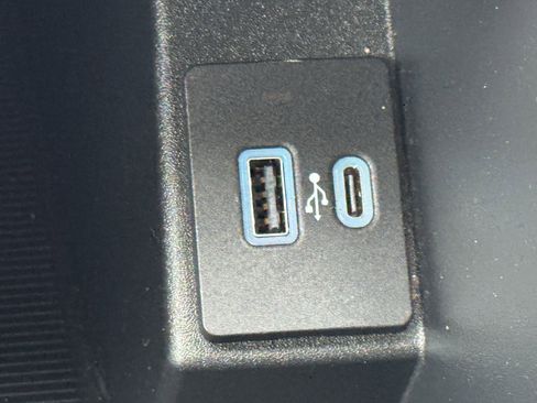 Used 2024 Ford Edge SE image 25