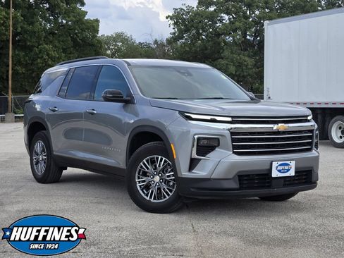 Used 2025 Chevrolet Traverse LT FWD image 1