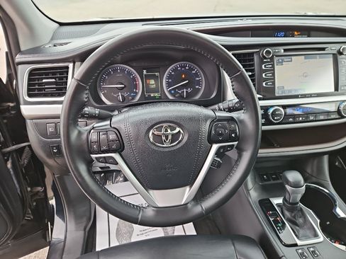 Used 2019 Toyota Highlander XLE AWD/4WD image 11