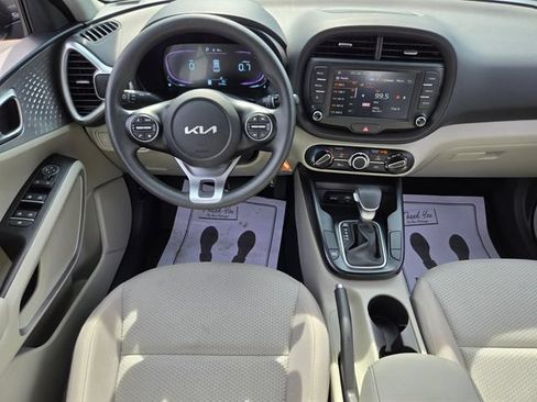 Used 2025 Kia Soul LX w/ LX Technology Package FWD image 13
