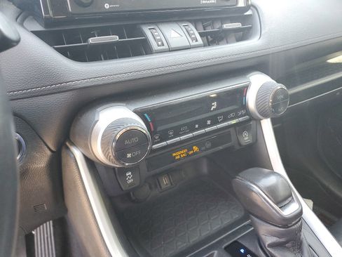 Used 2021 Toyota RAV4 XLE Premium image 20