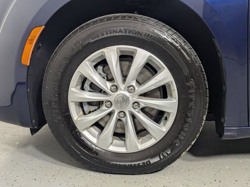 Used 2017 Chrysler Pacifica Touring-L FWD image 9