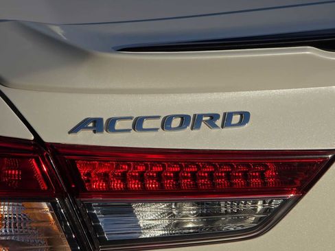 Used 2018 Honda Accord Touring image 11