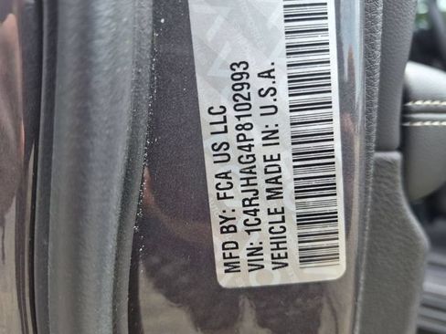 Used 2023 Jeep Grand Cherokee Laredo AWD/4WD image 31