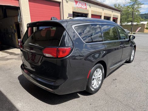 Used 2018 Chrysler Pacifica Touring-L FWD image 6
