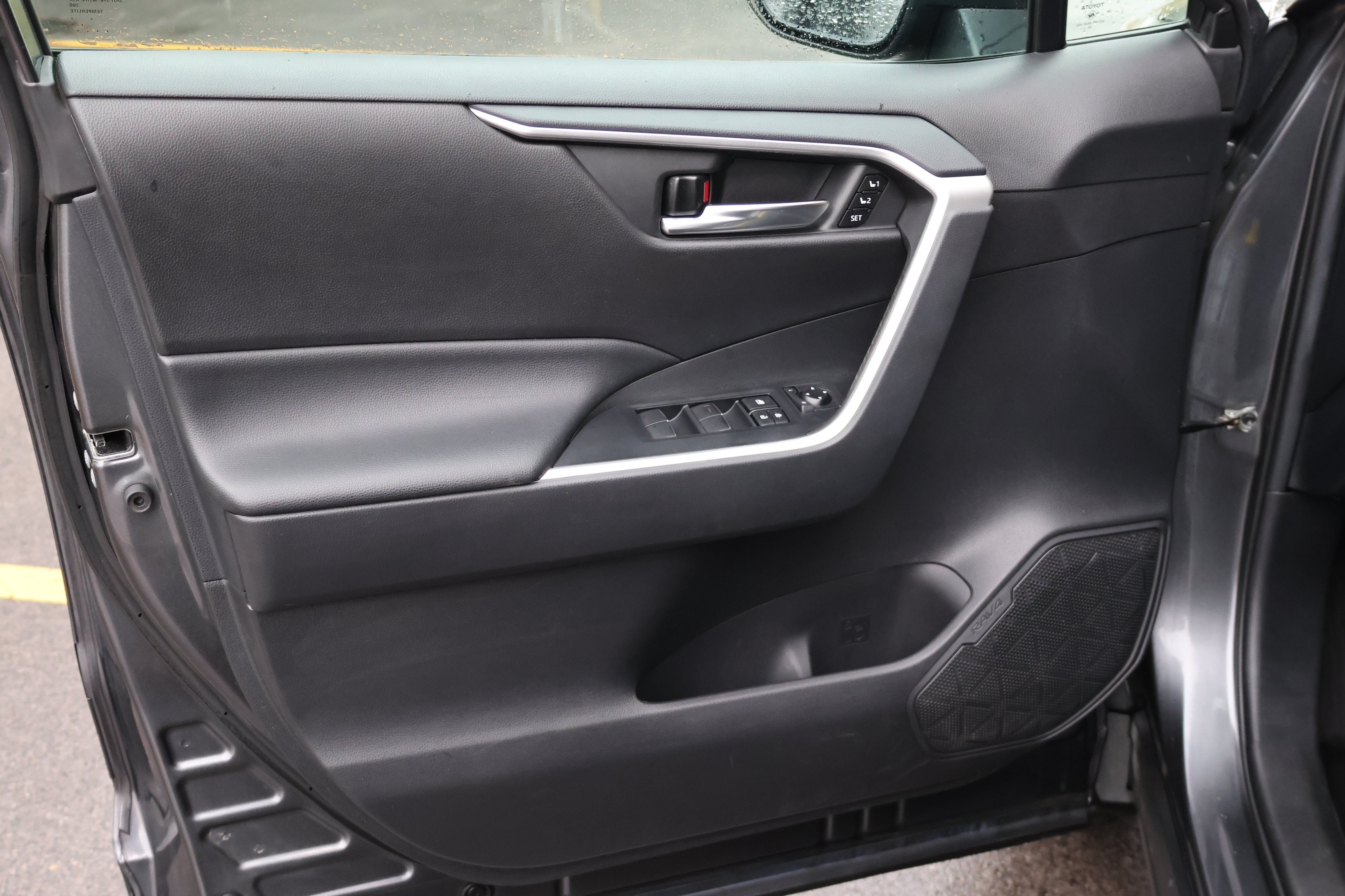 Used 2021 Toyota RAV4 XLE Premium AWD/4WD image 19