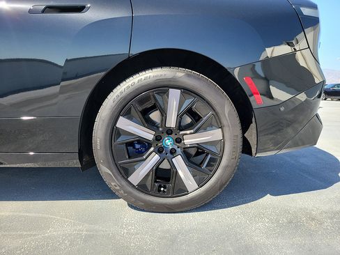 Used 2024 BMW iX xDrive50 w/ Sport Package AWD/4WD image 6