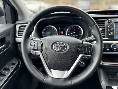 Used 2019 Toyota Highlander XLE w/ Carpet Mat Package (TMS) image 11