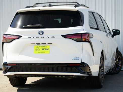Used 2024 Toyota Sienna XSE image 5