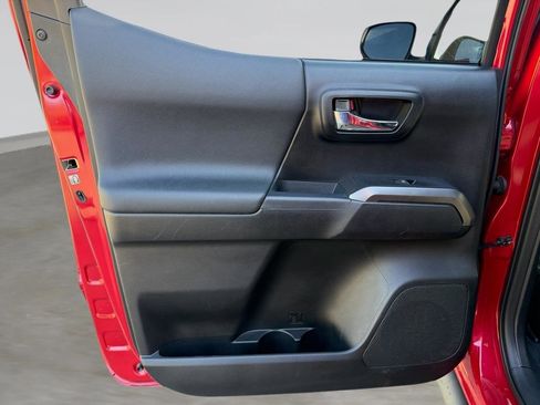 Used 2016 Toyota Tacoma TRD Sport w/ Towing Package image 37