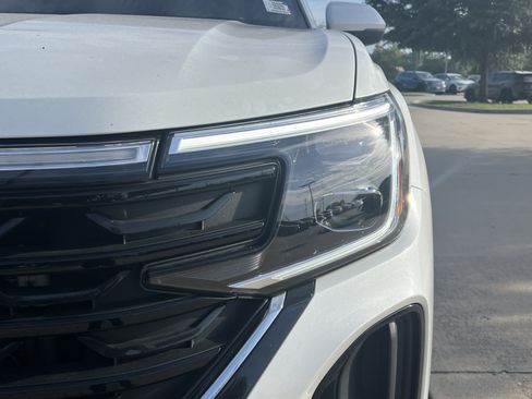 Certified 2026 Volkswagen Atlas Cross Sport SE w/ Panoramic Sunroof Package FWD image 5