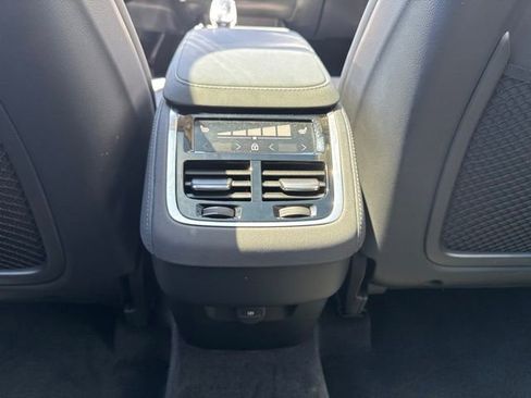 Certified 2025 Volvo XC90 B6 Plus AWD/4WD image 17