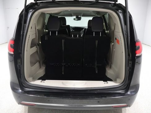 Used 2024 Chrysler Pacifica Touring-L FWD image 18