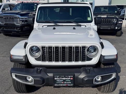 Used 2025 Jeep Wrangler Unlimited Sahara w/ Safety Group AWD/4WD image 2