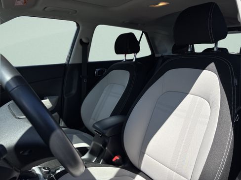 Used 2025 Hyundai Venue SEL FWD image 12